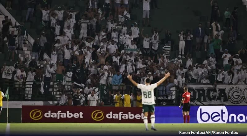 Goiás vira nos acréscimos e vence o Guarani pela série B